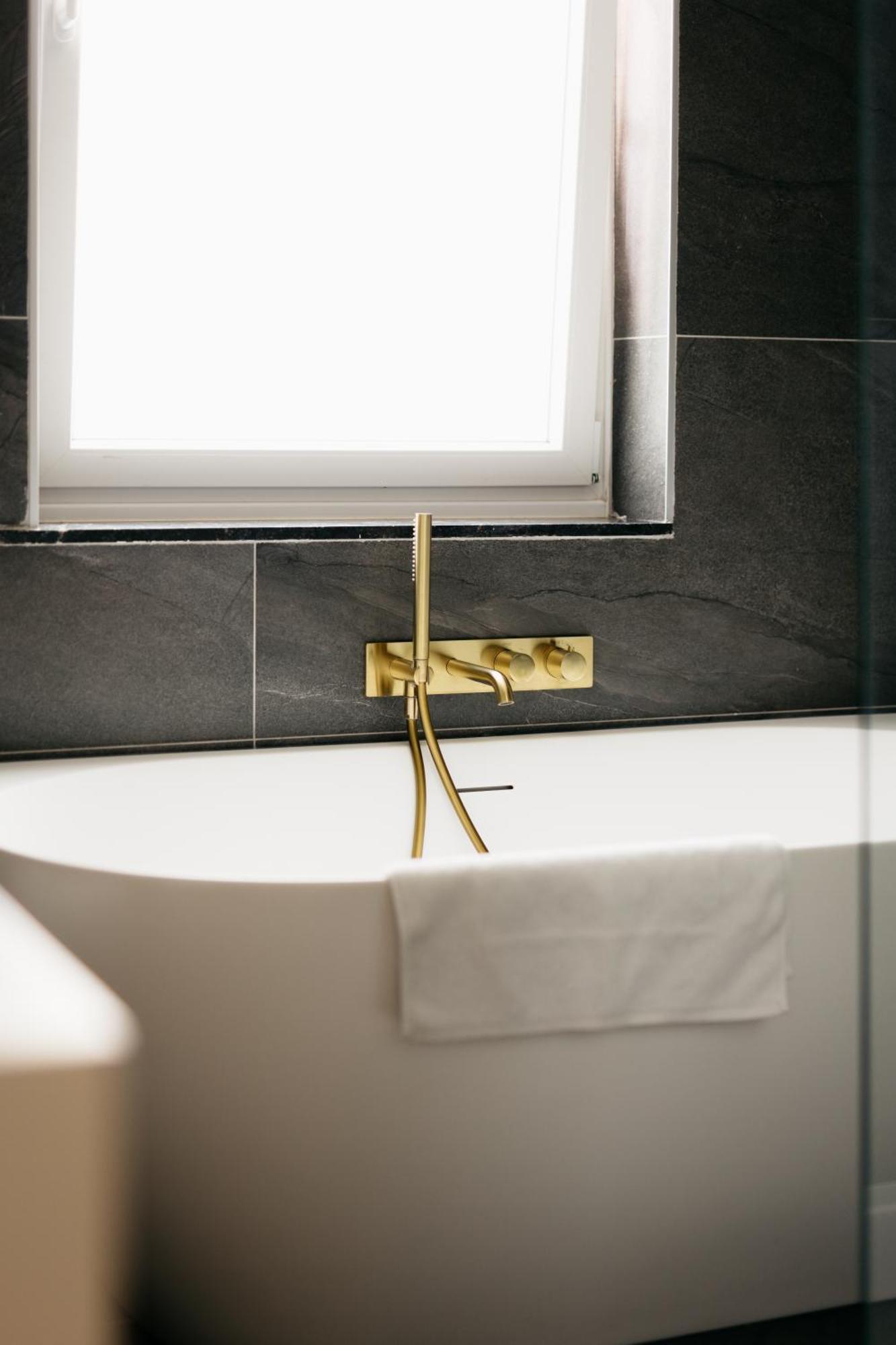 The Edgewater Suites - Skyline Namur Bagian luar foto